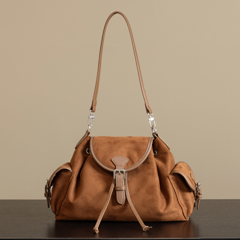 Luxury Bags England - กระเป๋าหนังกลับสไตล์อังกฤษสำหรับผู้หญิง กระเป๋าถือและกระเป๋าสะพายข้างดีไซน์หรูหรา รุ่นใหม่ปี 2026 ประดับหมุด หลายช่องใส่ของ