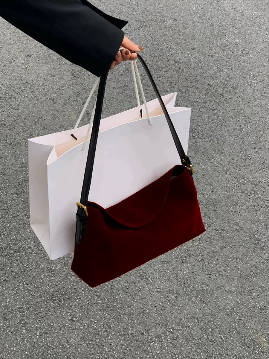 กระเป๋าถือหนังกลับสีแดงแบบสะพา - Luxury Bags For Sale บทวิจารณ์และราคา